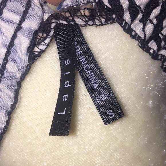 Floral Black White V-Neck Cinched Waist Retro Pinup Rockabilly Blouse S - Picture 3 of 3